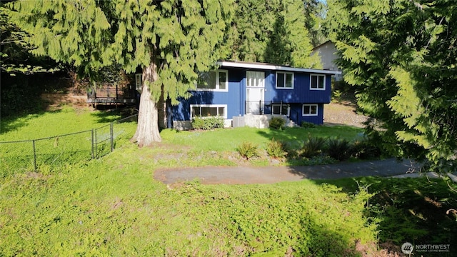 895 Wildwood Blvd SW, Issaquah, WA 98027 - view of front of home featuring fence and a front yard