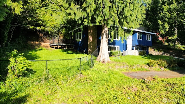 895 Wildwood Blvd SW, Issaquah, WA 98027 - view of yard featuring fence and a wooden deck