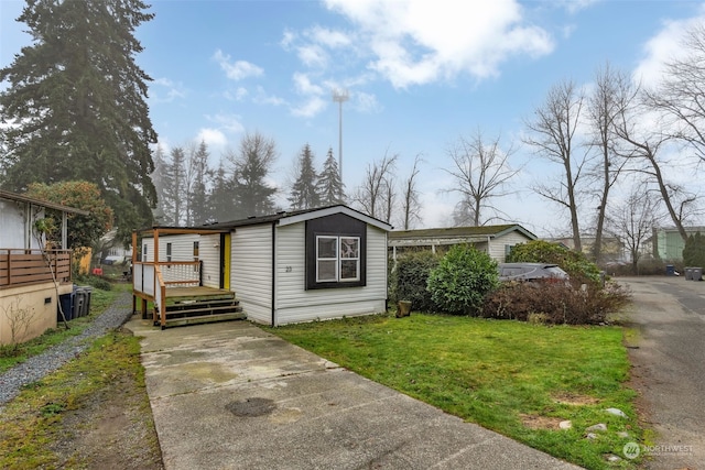 view of front of house with a front lawn