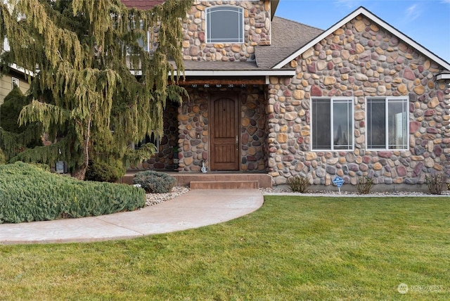 view of front facade with a front lawn