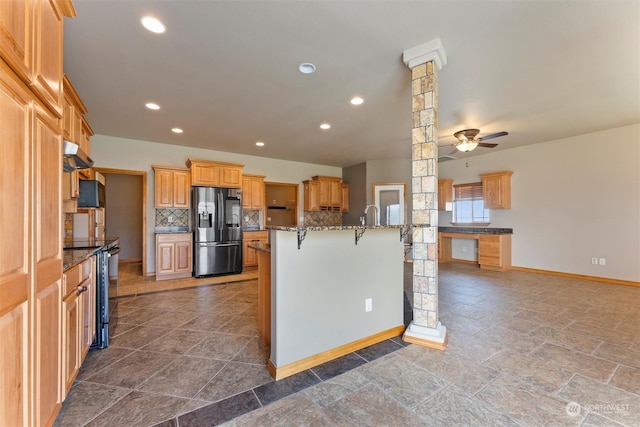 kitchen featuring stainless steel fridge with ice dispenser, a kitchen bar, ceiling fan, backsplash, and electric stove