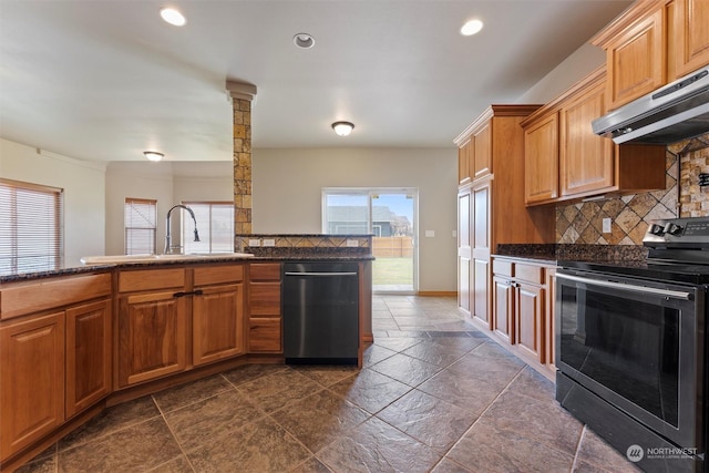 kitchen with backsplash, stainless steel dishwasher, kitchen peninsula, sink, and black electric range oven