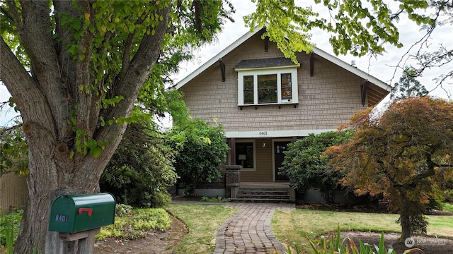 view of front of property with a front yard