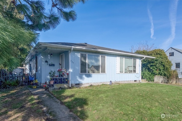 view of front of house with a front lawn