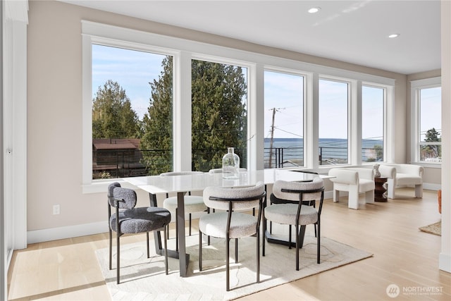 dining area featuring recessed lighting, light wood-style flooring, and baseboards