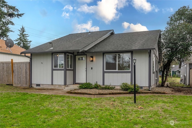 view of front of property featuring a front yard