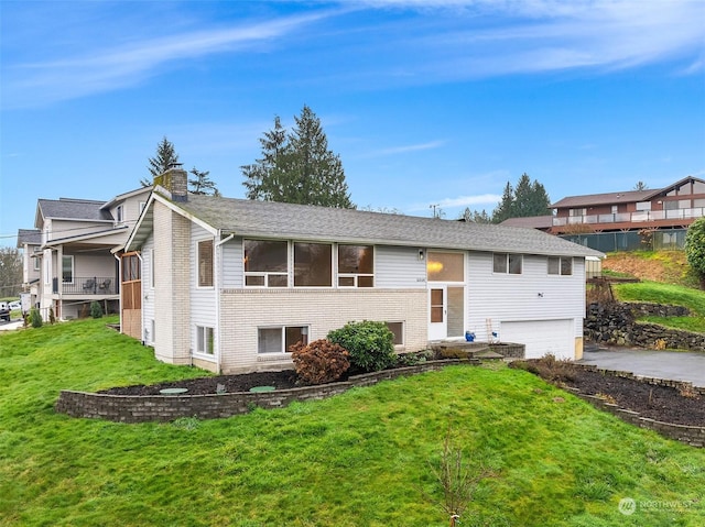 view of front of home featuring a front lawn and a garage