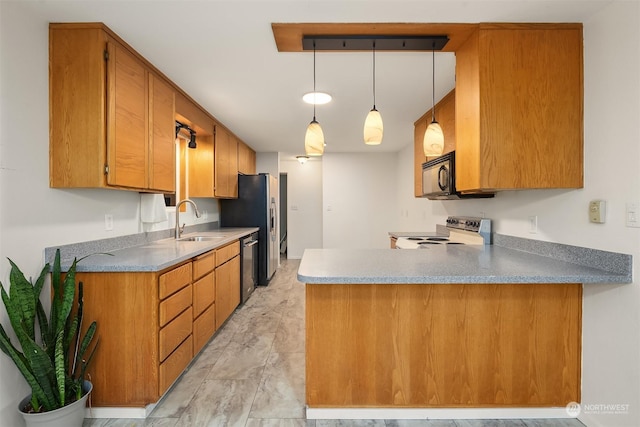 kitchen featuring stainless steel appliances, decorative light fixtures, sink, and kitchen peninsula