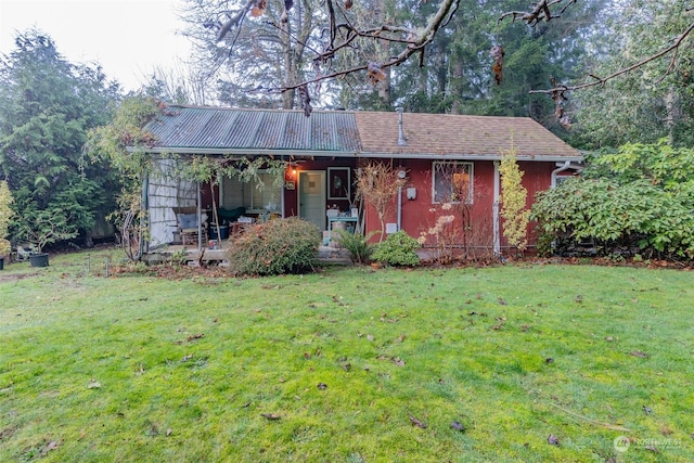 ranch-style house featuring a front yard