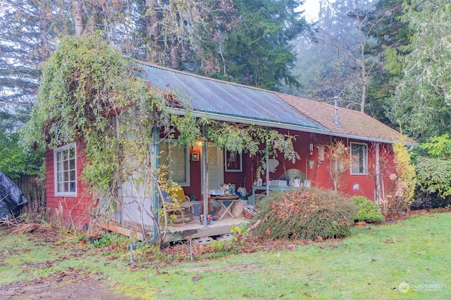 view of front of home featuring a front yard