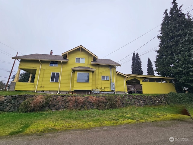 view of front of house featuring a front lawn