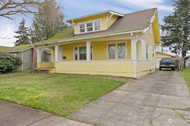 view of front of property featuring covered porch and a front yard