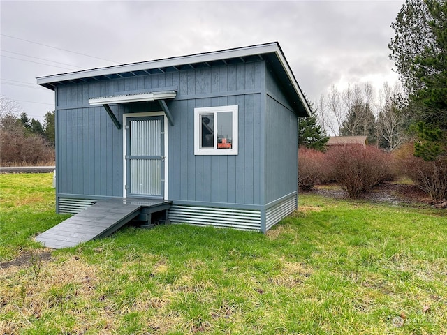 view of outdoor structure with a yard