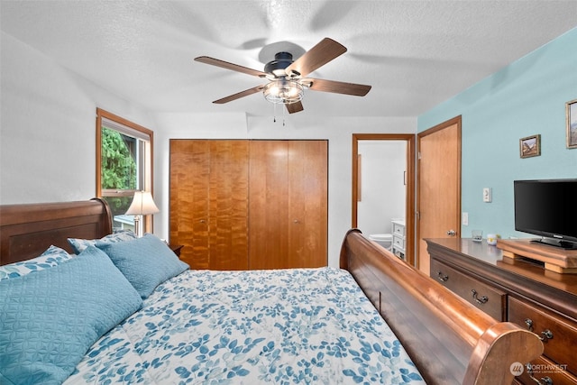 bedroom featuring ceiling fan and a textured ceiling