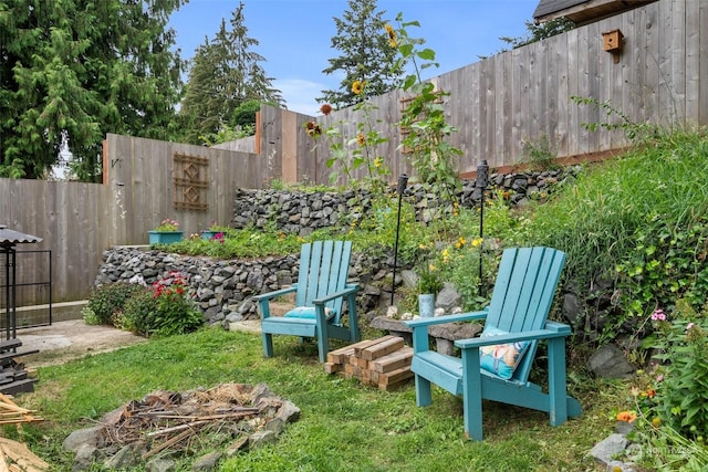 view of yard featuring an outdoor fire pit