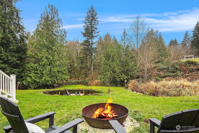 view of yard featuring an outdoor fire pit