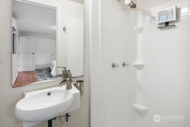 bathroom featuring sink