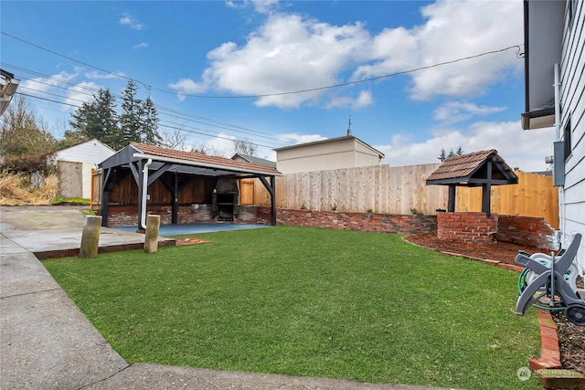 view of yard with an outbuilding and a carport