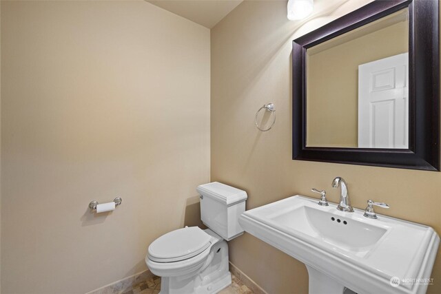 bathroom featuring sink and toilet