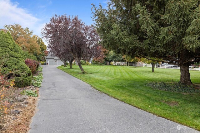 view of property's community featuring a lawn