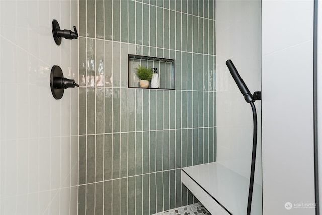 bathroom featuring tiled shower