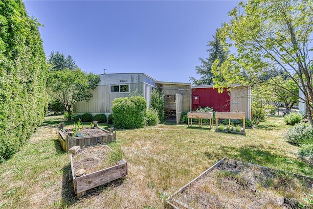 view of yard with an outdoor structure