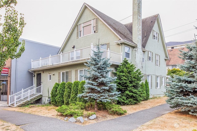 view of front of home featuring a balcony