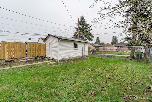 view of yard featuring an outbuilding