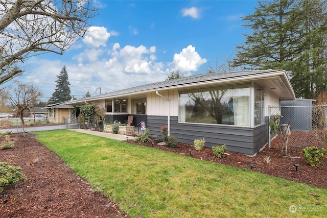 view of front of home featuring a front lawn