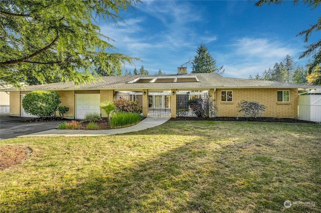 ranch-style house featuring a front yard