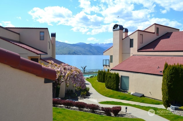 view of yard featuring a water and mountain view