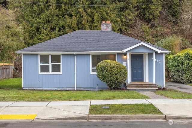 view of front of property featuring a front yard