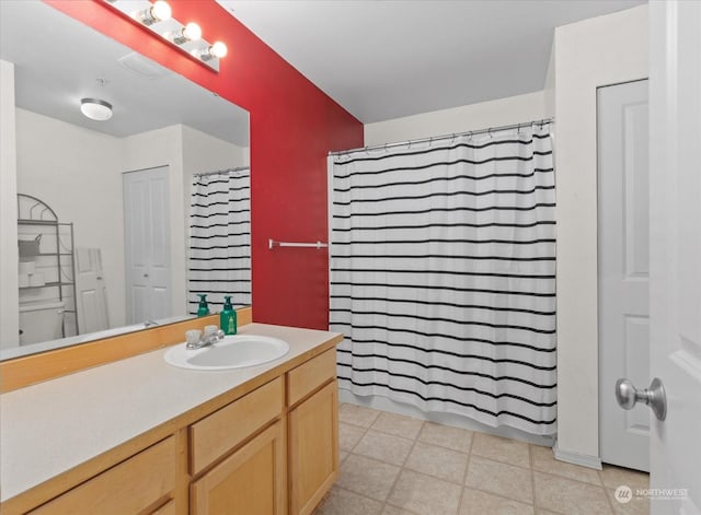 bathroom featuring a shower with curtain and vanity