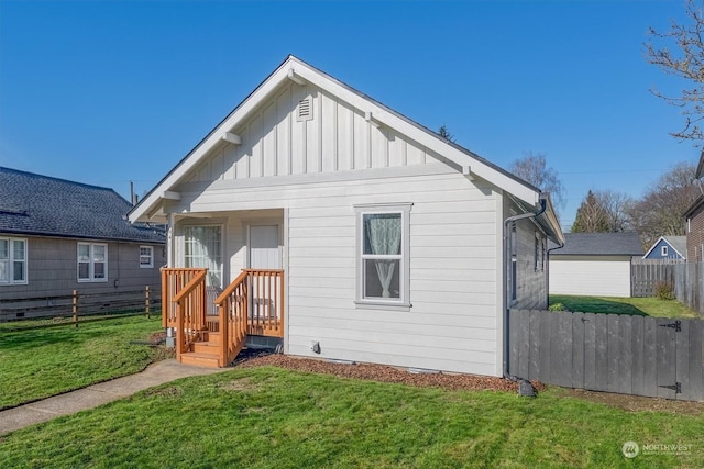 back of house featuring a yard