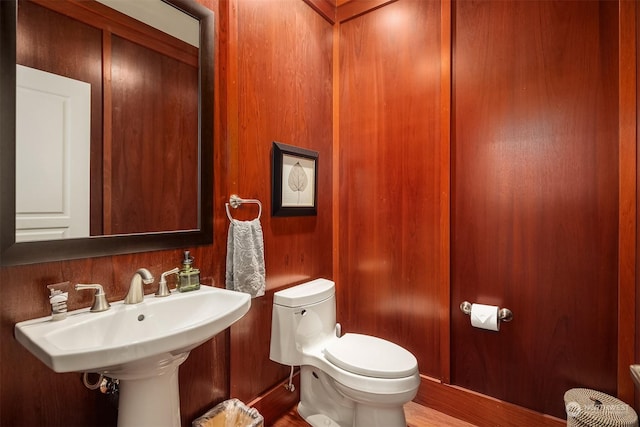 bathroom featuring toilet and sink