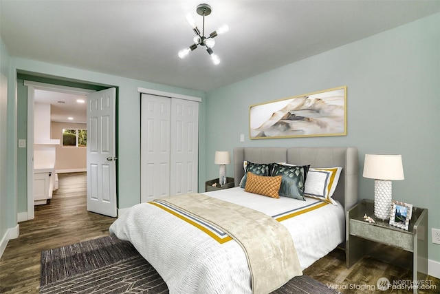 bedroom featuring dark wood finished floors, a notable chandelier, baseboards, and a closet