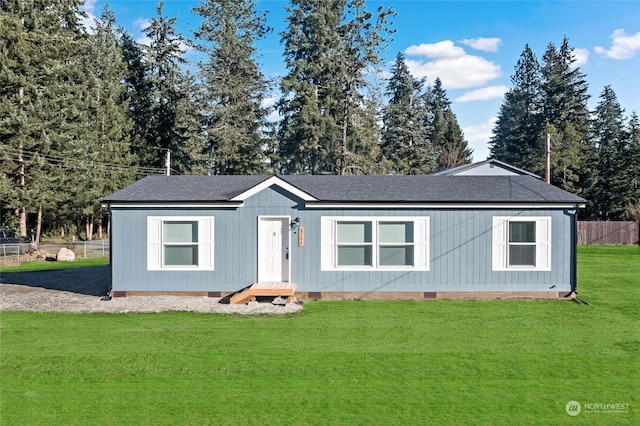 view of front facade featuring a front lawn