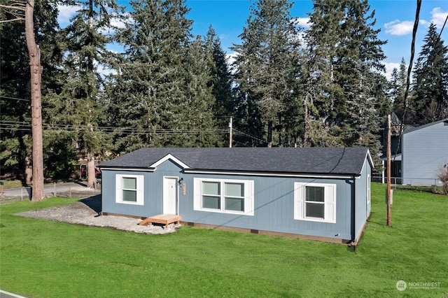 view of front of home featuring a front yard