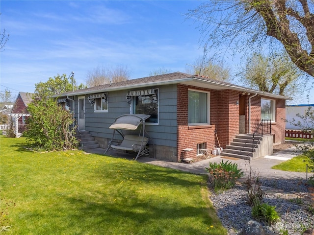 view of front of house featuring a front yard