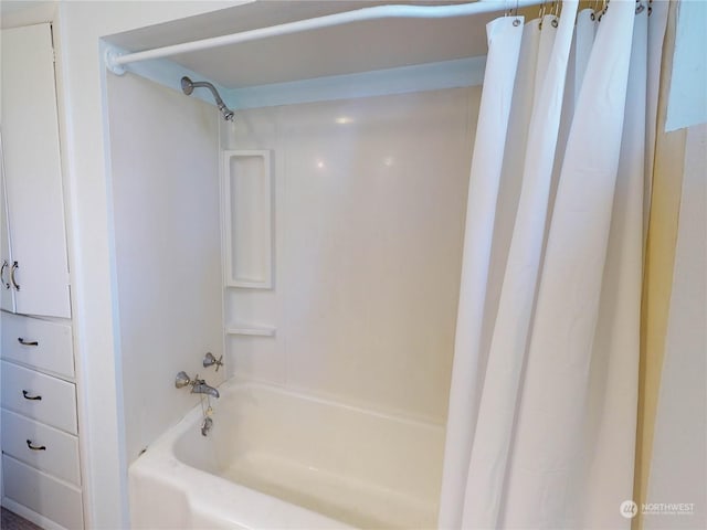 bathroom featuring shower / bath combo