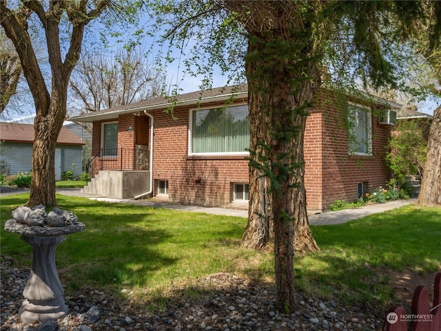 view of front of house with a front lawn