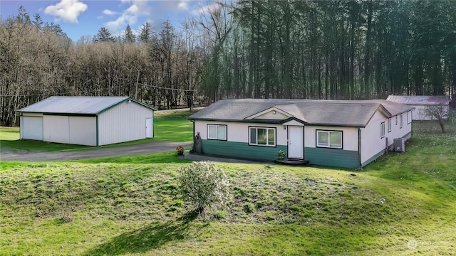 ranch-style house featuring cooling unit, a garage, and a front yard