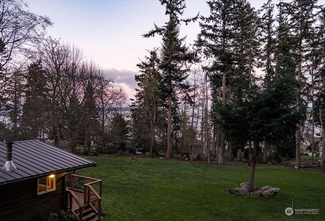 view of yard at dusk