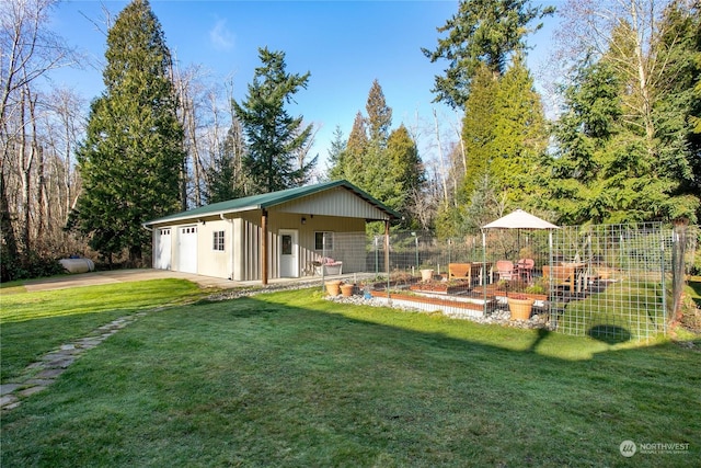 view of yard featuring an outbuilding