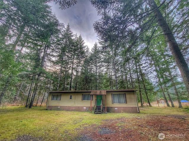 view of front of home with a front lawn