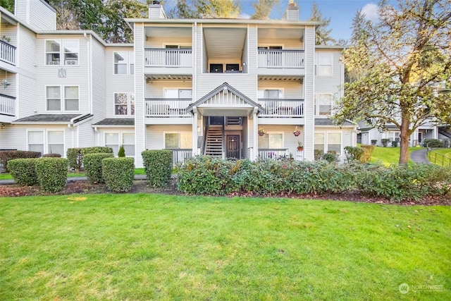 view of front of home featuring a front yard