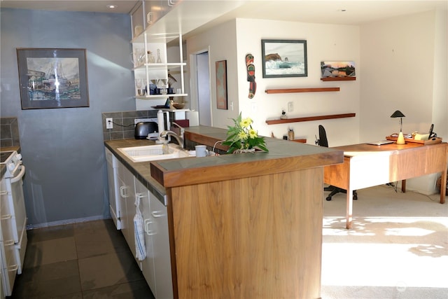 kitchen featuring sink, tile patterned floors, kitchen peninsula, and white range with electric cooktop