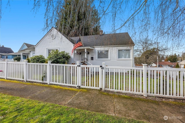 view of front facade with a front yard