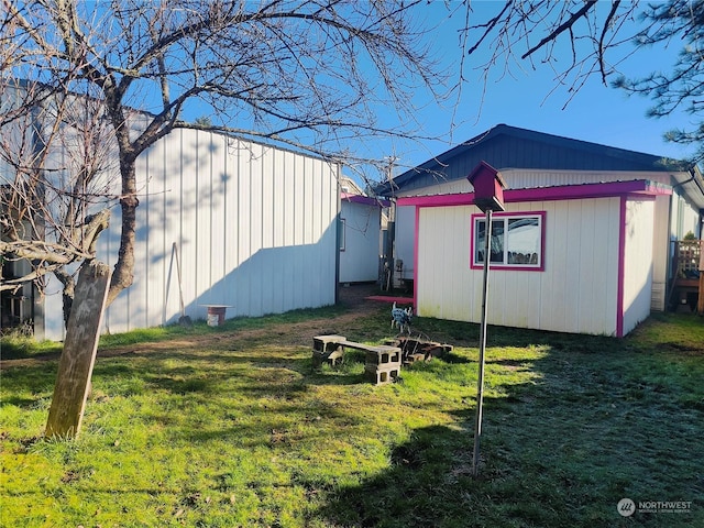 view of yard featuring an outdoor structure