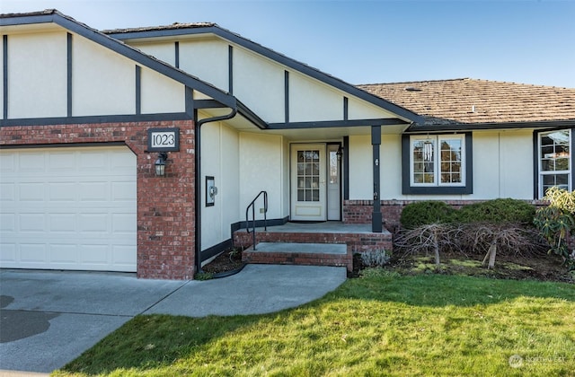 view of front of home with a front lawn